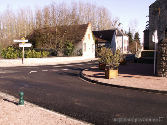 Carrefour principal, autour duquel sont la mairie, l'�glise et le caf�-restaurant.